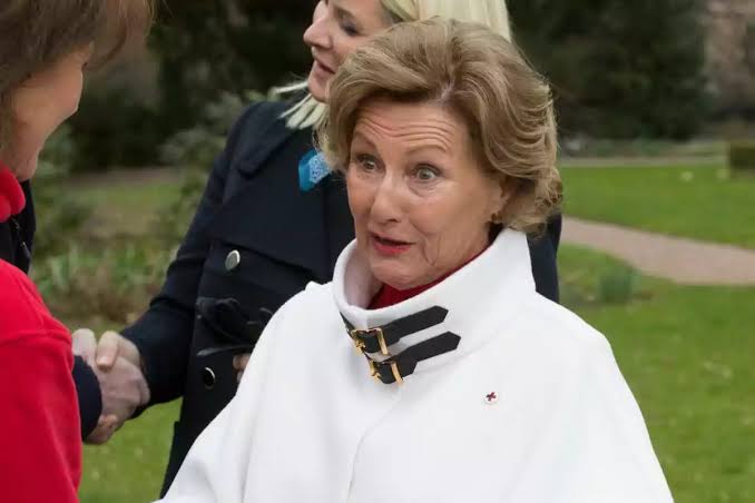 They discover the health status of Queen Sonja of Norway: King Harald  already knows it