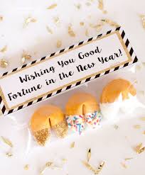 As kids arrive at the party, instruct each one write down a new year's resolution they would like to make. 20 Fun New Year S Eve Games Happiness Is Homemade