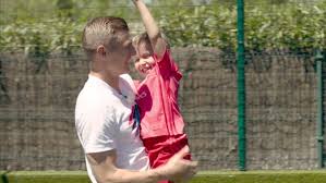 4,5 millionen euro / jahr. Toni Kroos Dank Corona Mehr Zeit Fur Die Familie