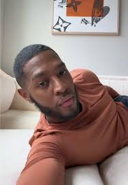 Influencer Anabie Couch