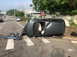 我昨天發生了車禍。 msc, trad.我昨天发生了车祸。 msc, simp. wǒ zuótiān fāshēng le chēhuò. å°13ç·èæ æ®µè»ç¦1è»ç¿»è¦é§é§åå·éé«