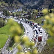 Zehn Kilometer Stau vor dem Gotthard-Nordportal | Handelszeitung
