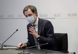 Dit wil zeggen dat mensen vanaf maandag mensen in groepen van 10 elkaar buiten mogen ontmoeten. Overlegcomite Beslist Tijdelijk Reisverbod En Uitbreiding Isolatie Alexander De Croo