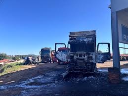 Caminhão pega fogo em oficina no Bairro Bom Pastor, em Lajeado