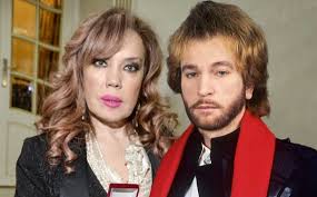 Отец — абдурахим мухамедов, хоть и был из семьи потомственных. Pevica Aziza Vyigrala Sud U Byvshej Zheny Igorya Talkova Moskovskie Novosti Moskovskij Biznes Portal