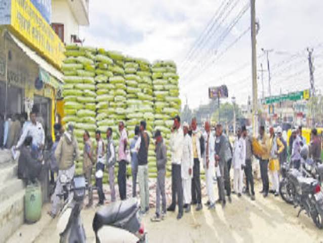 Demand for 80,500 MT of urea for the Rabi crop, only 33,000 MT has arrived so far, leaving farmers disappointed.