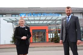Die vr bank westküste eg ist eine deutsche genossenschaftsbank mit sitz in der kreisstadt husum. Vr Bank Neue Filialleitung In Garding Und St Peter Ording Eider Kurier