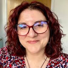 Holly Rivers's Instagram, Twitter & Facebook