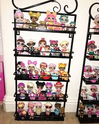 Suscribete o visita casa magica de juguetes para videos de huevos sorpresa gigantes de plastilina con tus juguetes de caricaturas favoritos como máquina dispensadora de peppa pig. Repisas Negras De Metal Para Organizar Tus Lol Surprise Munecas Lol Organizacion De Juguetes Decoracion De Fiestas Infantiles