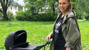 Die sportreporterin ist erstmals mutter geworden. Kleine Maus Moderatorin Esther Sedlaczeks Baby Ist Da Promiflash De