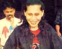 Mona fandey saat dikawal menuju ruang sidang. Penjaga Sel Cik Jah Dedah Cerita Sebenar Mona Fandey Sebelum Dijatuhkan Hukuman