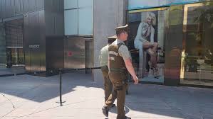 O shopping parque arauco conta com lindo boulevard e distrito de luxo e mimos aos turistas que nenhum o shopping parque arauco é um dos principais shoppings da cidade de santiago do chile. Siete Detenidos Tras Nuevo Robo En Tienda De Lujo En Mall De Las Condes Cooperativa Cl