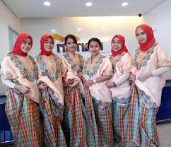 Mulai dari penggunaan baju adat makassar atau pakaian tradisional makassar. Sanggar Baju Bodo Baju Bodo Modern Makassar