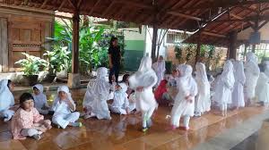 Untuk anak berbeda dengan konsep seni untuk orang dewasa, pembelajaran seni tari berperan untuk membentuk perilaku dan kemampuan dasar anak usia dini, dari segi agama, moral, sosial emosional, untuk mengembangkan sikap kreatif, intelektual, bahasa, fisik motorik, kognitif dan estetika anak. Menari Untuk Pengembangan Diri Dan Karakter Anak Semut Semut