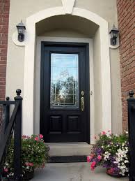 Gli attuali vetri stratificati resistenza al fuoco: Black Front Door With Porch Flowers Brick And Stucco House Front Door Design Exterior Doors Best Front Doors