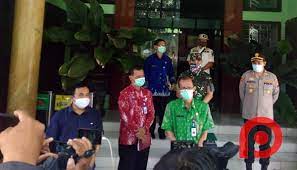 Hasil gambar untuk pabrik garmen perusahaan garment di surabaya bertaraf eksport import. Pemkab Magetan Jembatani Tuntutan Karyawan Dan Perusahaan Garmen Petisi Co