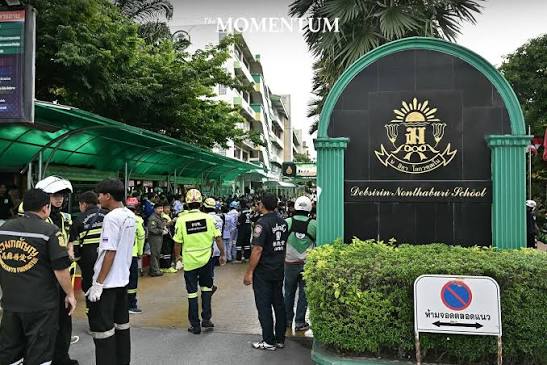 เสียงปืนกลางโรงเรียน เสียชีวิตแล้ว 7 ราย เหตุกราดยิง 'เทพศิรินทร์ นนทบุรี' โศกนาฏกรรมในสถานศึกษา ครั้งที่ 2 ในรอบปี ช่วงสายวันนี้ (7 สิงหาคม 2569) เกิดเหตุกราดยิงภายในโรงเรียนเทพศิรินทร์ นนทบุรี อำเภอบางกรวย จังหวัดนนทบุรี ท่ามกลางครู นักเรียน และ ...