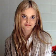 El drama de Mena Suvari, la actriz de Belleza Americana que logró escapar  del peligroso destino que le impusieron