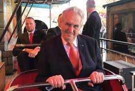 Né le 28 septembre 1944) est un homme politique tchèque qui était le troisième. Prezident Zeman Se Sel Pobavit Na Matejskou Pout Osobne Si Projel Strasidelny Zamek Byznys Noviny Zpravodajstvi A Publicistika Z Cr I Ze Zahranici