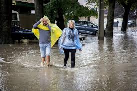Comme ailleurs en belgique, les pompiers sont intervenus en de nombreux endroits pour déboucher les avaloirs ou pomper l'eau des caves. Sante Chaleur Inondations Les Impacts Du Dereglement Climatique En Belgique Le Soir Plus