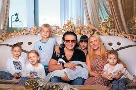 See more of рома жуков,певец,композитор,продюсер. Ona Nedeesposobna Ushedshij K Lyubovnice Roman Zhukov Hochet Lishit Roditelskih Prav Eks Suprugu Rodivshuyu Emu Shesteryh Detej Lifestyle Seldon Novosti