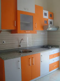 Di area ini pada umumnya digunakan sebagai tempat untuk para penghuni rumah menyiapkan makanan, memasak, bahkan untuk tempat makan bersama dengan keluarga. Elemen Penting Untuk Interior Kitchen Set Adalah Warna Sakti Desain