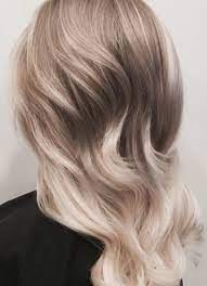 beige blond die trend haarfarbe der saison elle in 2020 haare blond farben beige blonde haare graue haare blond farben