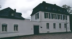 In diesen können bis zu 185 kinder betreut werden, davon 123 in ganztagesbetreuung, die aus den umliegenden ortsgemeinden aach und newel stammen. Institut Fur Cusanus Forschung Wikipedia