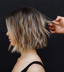 Manque de volume, tendance à graisser ou à être électriques vos cheveux fins vous rendent la vie dure? Quelles Coupes Coiffures Et Astuces Pour Mes Cheveux Fins Planity Le Mag