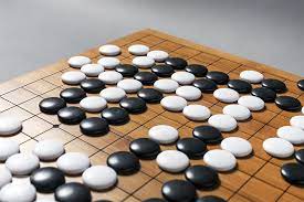 Go tahtası go, üzerinde dikey ve yatay kesişen çizgilerden oluşan bir kare tahta üzerinde oynanır. Go Oyunu Hakkinda Bilgi Go Oyunu Nedir Go Oyunu Nasil Oynanir Go Oyunu Tarihcesi Unlu Go Sampiyonlari Bursada Go Oynanan Yerler Bursadaki Go Oyunculari Bursada Go Nerede
