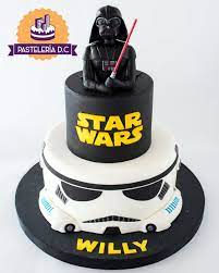Torta De Star Wars Con Topper De Darth Vader Storm Trooper And Darth Vader Cake Star Wars Birthday Cake Star Wars Cake Star Wars Darth Vader Cake