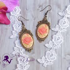 Ce joli bijou mesure pour s'adapter à un camée de 25x18 mm et est livré avec de superbes boucles d'oreilles pendantes de style crochet français. Boucles D Oreille Victorienne Avec Camee Rose Et Rose Paslat Sur Monture Couleur Bronze Attaches Aux Choix Crochet Clip Sans Nickel Argent Boucle D Oreille Camee Boucles