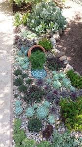 Succulent Bed In My Climate It Would Be Hen And Chicks And Sedum Ahnliche Tolle Projekte Und Ideen Wie Im Bild Vorges Vorgarten Steingarten Ideen Steingarten