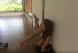 But this expert advice will help you conquer your fear of doing a and when you do prepare to do headstand, have an instructor watch you and check the alignment of your neck, she advises. Headstand A Hard Yoga Pose Made Easy Blue Osa Yoga Retreat Spa