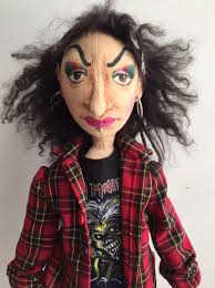 Víctor Hugo Wally Pérez Peñaloza, conocido por su personaje artístico «Hija  de Perra», fue un transformista, y artista escénico chileno que se  desempeñó como performista, modelo, actor, cantautor y diseñador de moda.