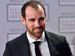 Christoph metzelder (40 de ani), fostul fundaș al lui real madrid, al borussiei dortmund și al naționalei germaniei, se află în centrul unui scandal de proporții. Christoph Metzelder Lehnt Amt Des Vorstandschefs Bei Eintracht Frankfurt Ab Fussball