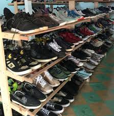 Dengan kata lain, anda memilih apa yang baik untuk perniagaan anda, dengan komitmen selama dari satu bulan hingga 15 tahun. Baru Sehari Meniaga Kedai Dah Kena Rompak Siap Pilih Kasut Lawa Lagi