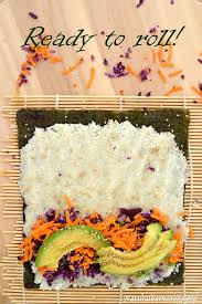 Potete farlo con qualsiasi verdura e salsa vogliate. Vegan Raw Sushi With Cauliflower Rice Naturalborncooks