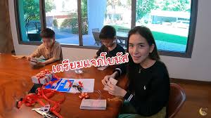 สร้างความเซอร์ไพรส์ให้กับพนักงานในโรงงานเป็นอย่างมาก สำหรับคุณแม่ลูก 4 พลอย ชิดจันทร์ ห่ง กับสามี เคน ห่ง ที่แม้จะมีทรัพย์สินเงินทอง. H6muqzsswlbtqm
