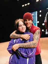Billie Eilish siendo la One Less Lonely Girl anoche en el set de Justin Bieber en Coachella 🥹💜