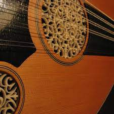 خشب السيدار مع لمسة من الشيلاك ليضفي لمعة ساحرة واستعمال العظم الابيض في القمرات وخشب الماكاسار لمضرب الريشة مزيج porsche logo vehicle logos porsche