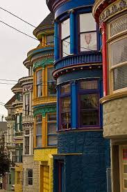 Les Painted Ladies Ces Maisons Victoriennes Peintes De Differentes Couleurs Pour Accentuer Leurs Details Maison Victorienne Maison Autour Du Monde Paysage Usa