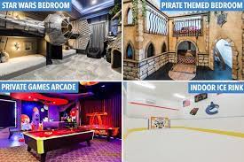 Sicher dir das neueste merch. Stay At These Jaw Dropping Disney Themed Houses For Vips While Visiting Disney World With Their Own Frozen Bedrooms Movie Theatres And Ice Rinks From 35pp A Night