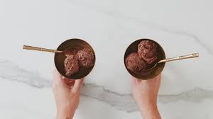 Dividete il gelato in vasetti monoporzione, oppure versatelo in un contenitore ermetico unico per porzionarlo successivamente. Gelato Al Cioccolato Fatto In Casa La Ricetta Con E Senza Latte