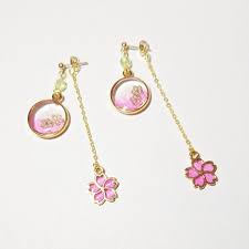 桜ハンドメイド2018丸い枠にぷっくりとグラデーションのレジンを入れ 金色の桜を浮かべました その上には桜の葉をイメージした淡いグリーンのチェコビーズを合わせました ピアスキャッチにはチェーンの先に桜を一輪 春のあたたかな光に透けて ユラユラ揺れる桜この