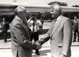 He was the first president of ukraine from 5 december 1991, until his resignation on 19 july 1994. Kravchuk Nikogda Ni Pri Kakih Usloviyah Dazhe Klochkom Svoej Territorii Postupatsya Nelzya I Esli Menya Sprosyat Zemlyu Otdat Ili Umeret Ya Vybirayu Poslednee Gordon