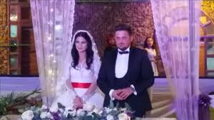 Rıza çalımbay, henüz çocuk yaşta çocukluk aşkı, mahalle arkadaşı leyla çalımbay ile evlenir. Ozisik Kizi Tugce Nin Mutlulugunu Yasadi
