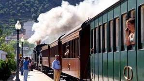 En los meses de verano, el margen izquierdo del río duero se llena de mágia resurgiendo entre densas nubes de humo la emblemática locomotiva a vapor 0186 en el comboio histórico do douro. Comboio Historico Do Douro Chega Ao Porto Sociedade Correio Da Manha