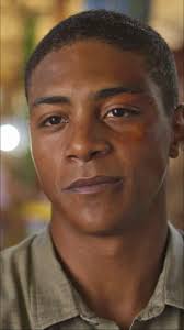 Marlon pede ajuda a Alan para abrir caixão do pai