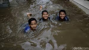 Berenang boram dan bermain air di kolam renang. Riangnya Anak Anak Di Tebet Main Air Di Kolam Renang Dadakan